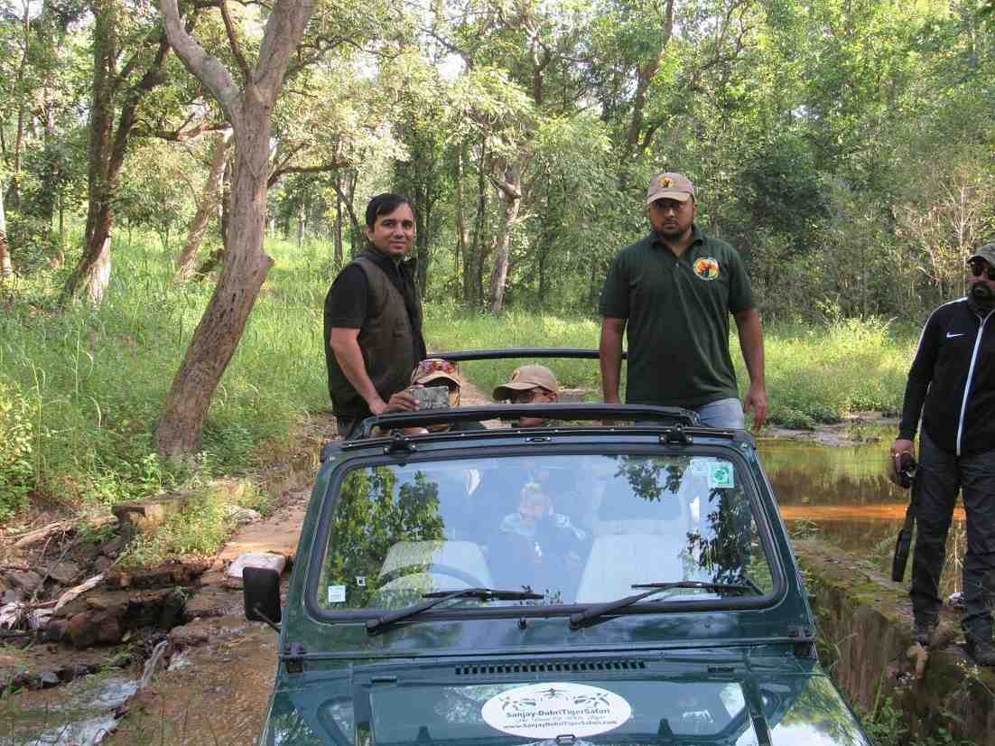 What to Choose: Offline or Online Panna Jeep Booking